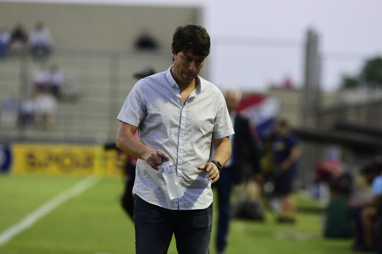 El entrenador Daniel Garnero (camisa) en el último partido con Libertad antes de asumir en la selección paraguaya.