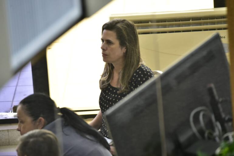 Kattya González antes de ingresar al recinto de la sala de sesiones.