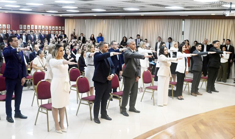 Momento en que los fiscales adjuntos prestaban juramento ante los ministros de la Corte Suprema de Justicia y el fiscal general Emiliano Rolón.