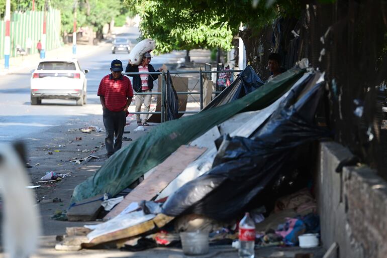 Algunos indígenas se mantienen bajo carpas en los alrededores del Indi.