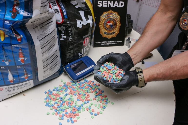 Pastillas de éxtasis fueron incautadas en el aeropuerto internacional Silvio Pettirossi. Estaban ocultas en paquetes de alimento para peces.