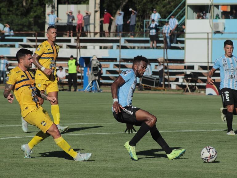 Nicolás Maná (i), atacante del Sportivo Trinidense, intenta superar a Paulo Lima, defensor de Guaireña.