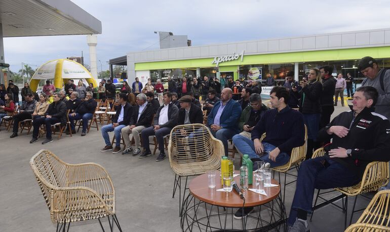 Masiva concurrencia en la presentación, entre ellos varios extranjeros que trabajan en la organización.