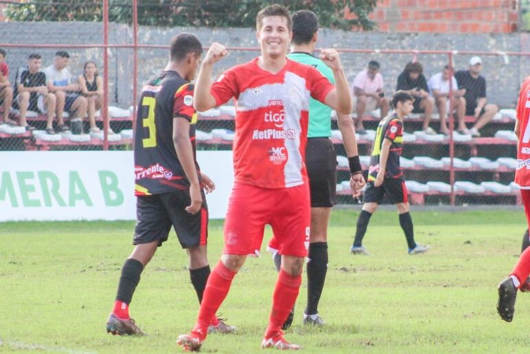 El atacante Jair Pereira festeja uno de los dos tantos que marcó ayer, en la goleada del 3 de Febrero de La Chacarita sobre Cristóbal Colón de Ñermby. (Foto: APF)