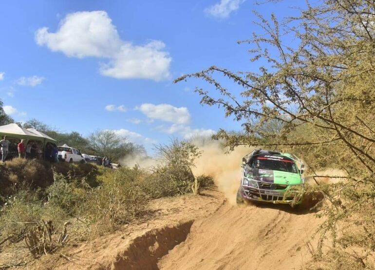 Los aficionados observan el paso de un auto durante la Etapa 1 del Rally del Chaco 2023.