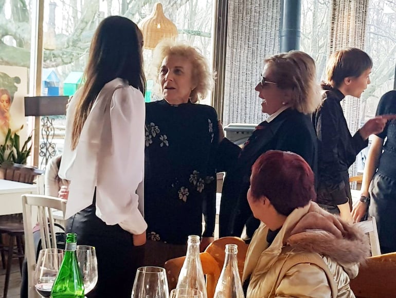 Las actrices paraguayas Ana Ivanova, Margarita Irún y Ana Brun en un encuentro con Marisa Paredes, años atrás en el marco de la Berlinale.