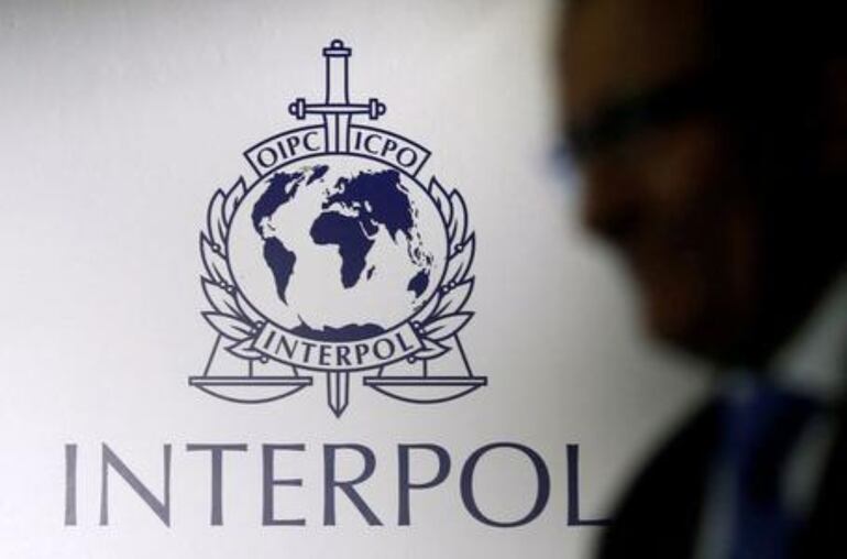 organización Internacional de Policía Criminal (INTERPOL) agregó el plateado a sus colores de notificaciones.