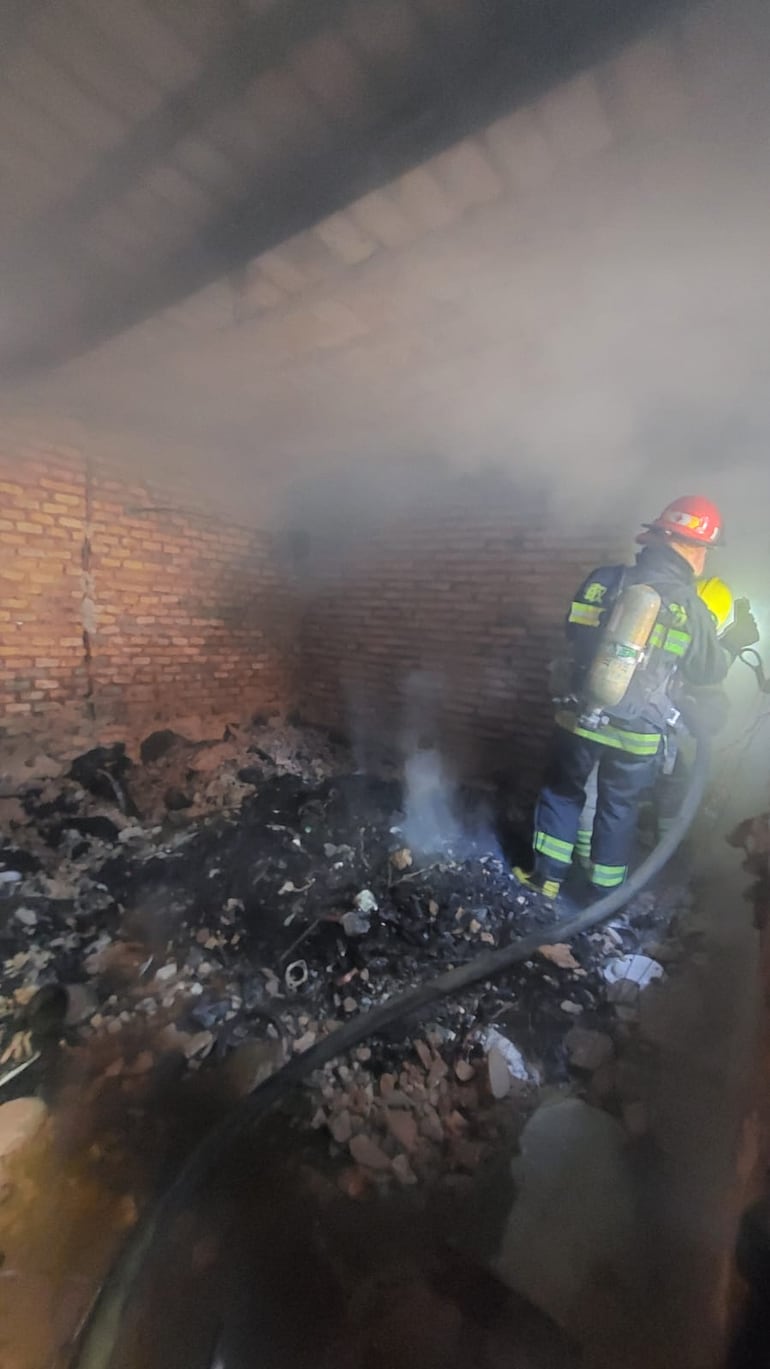 Así quedó el taller, luego del incendio que consumió prácticamente todo el local, en el barrio Obrero de Asunción.