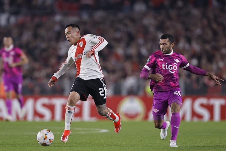 El paraguayo Antonio Bareiro (d), jugador de Libertad, pelea por el balón en un partido frente a River Plate por la fase de grupos de la Copa Libertadores 2024 en el estadio Monumental, en Buenos Aires, Argentina.
