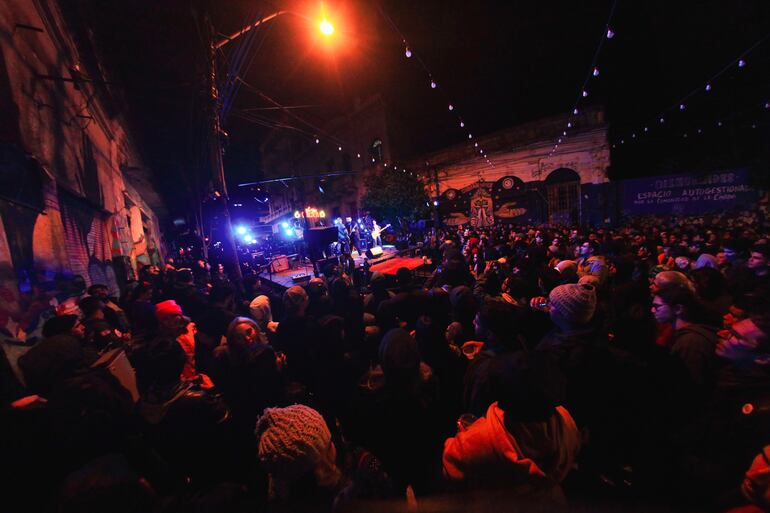 Una multitud, al fondo Ciudad Mansa. Gentileza de Juan Garay.