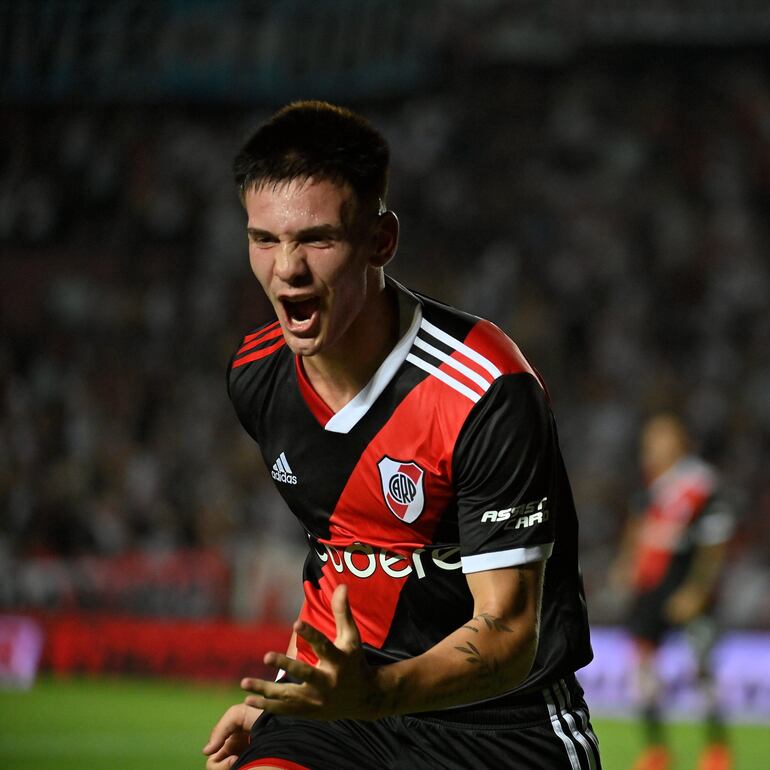 Franco Mastantuono, 16 años, festeja su gol para River Plate.