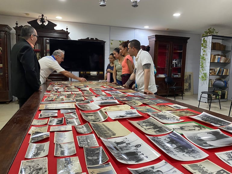 Dos lugares fueron los visitados durante la Noche de los Museos en la ciudad de Concepción. Aquí los participantes observan fotografías antiguas.