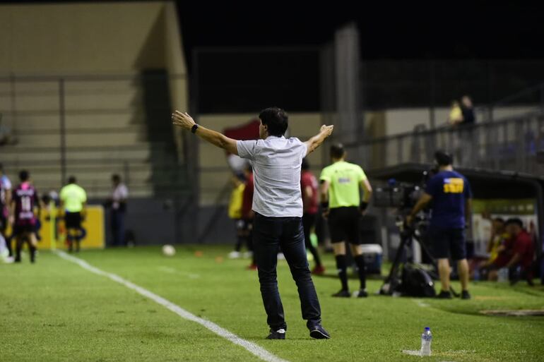 El entrenador Daniel Garnero (camisa) en el último partido con Libertad antes de asumir en la selección paraguaya.