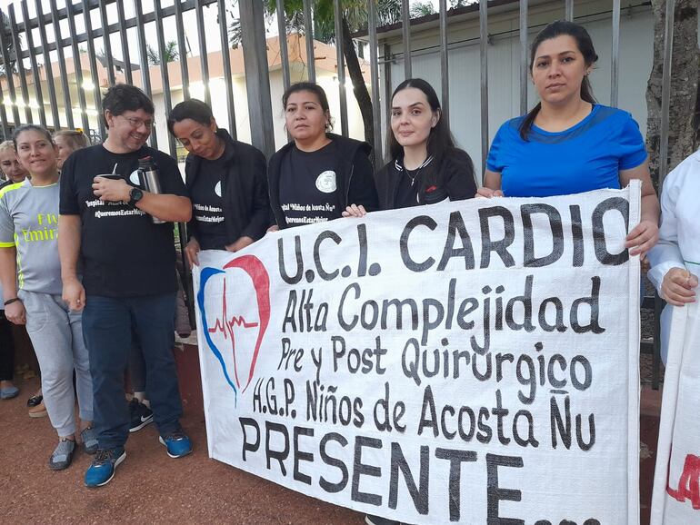 Trabajadores de blanco protestan frente al Hospital Pediátrico Niños de Acosta Ñu, para exigir equidad salarial y pago por insalubridad.