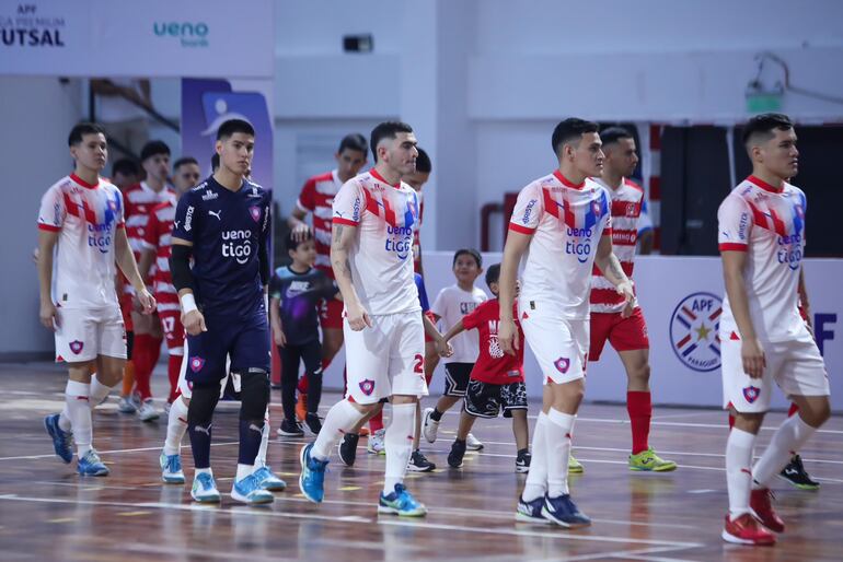 Los jugadores de Cerro Porteño y Afemec salen a la pista del CEO del Comité Olímpico Paraguayo (COP) para disputar la primera final de la Liga Premium 2024 de Futsal FIFA.