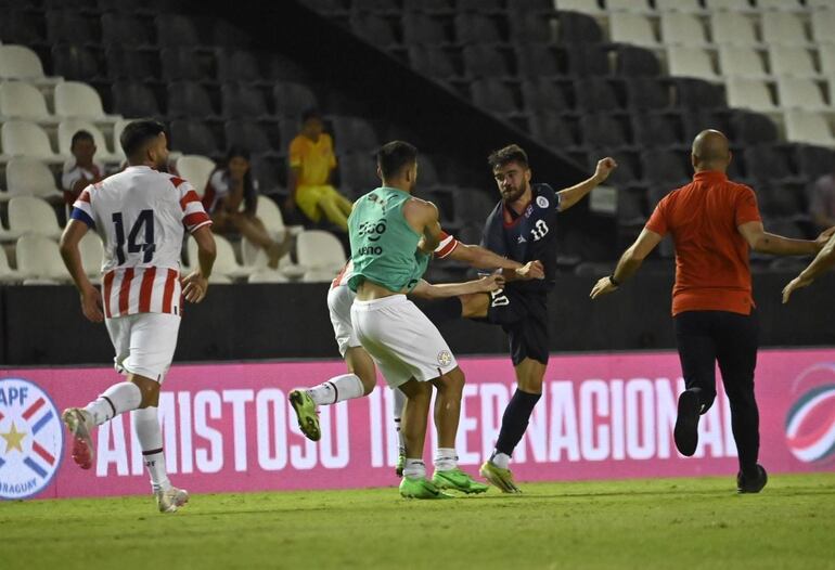 Momento de la pelea entre los jugadores de Paraguay y República Dominicana en el amistoso Sub 23 en el estadio La Huerta, en Asunción.