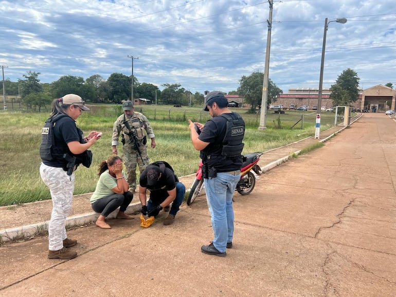 Momento de la detención de la mujer, quien salía de visita de la cárcel ubicada a las afueras de la capital del primer departamento.