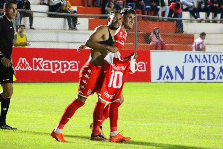 Jorge Sanguina, celebrando su gol ante Trinidense en Mallorquín.