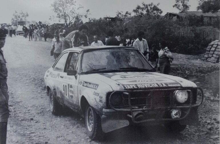 Imponente el Ford Escort RS Cosworth, de última generación, con el que Héctor Omar Risso y Roberto Di Tore, conseguían la hazaña en 1977.