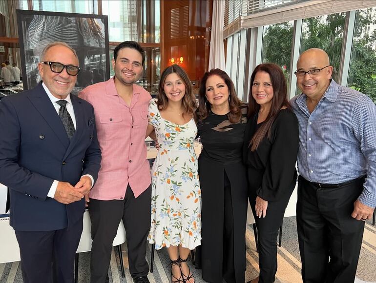 Gloria y Emilio Estefan junto a unos invitados al cumpleaños de la artista cubana.  (Instagram/Gloria Estefan)