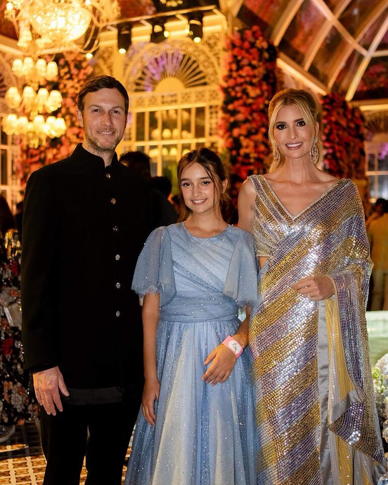 Ivanka Trump (d), hija del expresidente de los Estados Unidos, Donald Trump asistió a la boda con su esposo Jared Kushner (i),