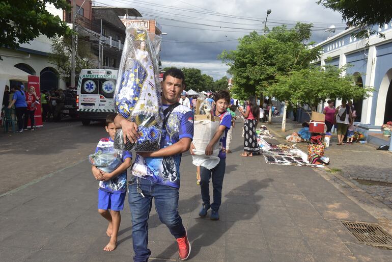 Pedro Ignacio Agüero con la imagen gigante de una virgen, tras pagar su promesa.