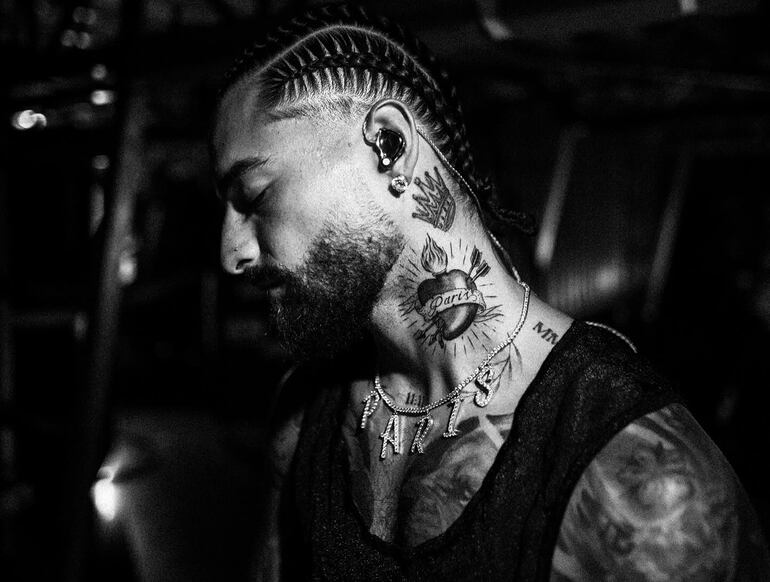 Maluma mostrando el tatuaje en honor a Paris.