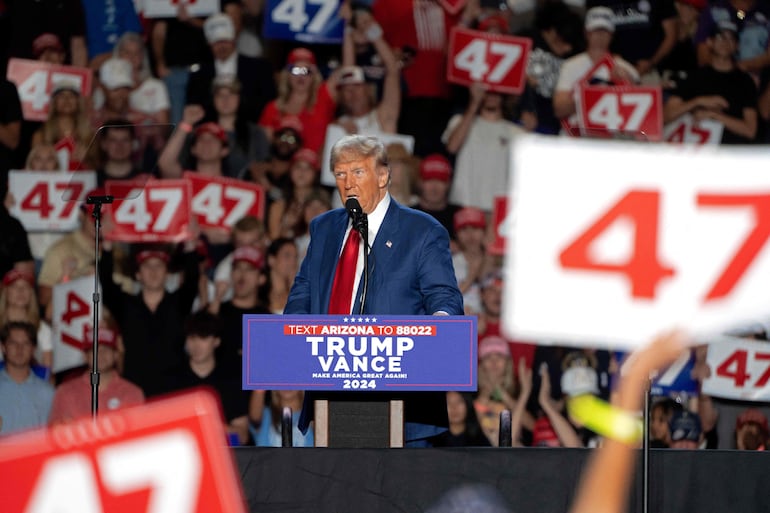 Donald Trump, candidato a presidente de los Estados Unidos, en Tempe, Arizona. (Photo by Rebecca NOBLE / AFP)