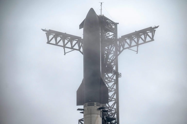 El cohete Starship de SpaceX se encontraba en la plataforma de lanzamiento durante el mal tiempo el 14 de enero de 2025, cerca de Boca Chica, Texas.