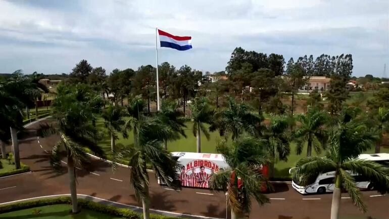 El bus de la selección paraguaya en el Complejo Internacional del Este (CIDE en la cuidad de Minga Guazú.