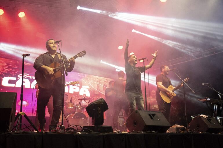 El grupo Cumbre Bohemia ofreció un show de primer nivel en Caazapá.