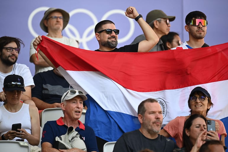 Los hinchas paraguayos en el partido de la selección de Paraguay frente a Japón por la primera fecha del Grupo D de los Juegos Olímpicos París 2024 en el Bordeaux Stadium, en Bordeaux.