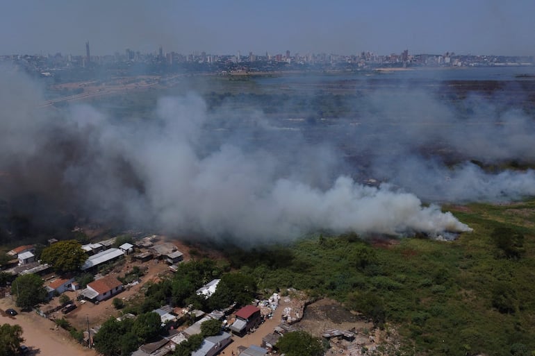 Incendio en el barrio Banco San Miguel en Asunción, Paraguay 