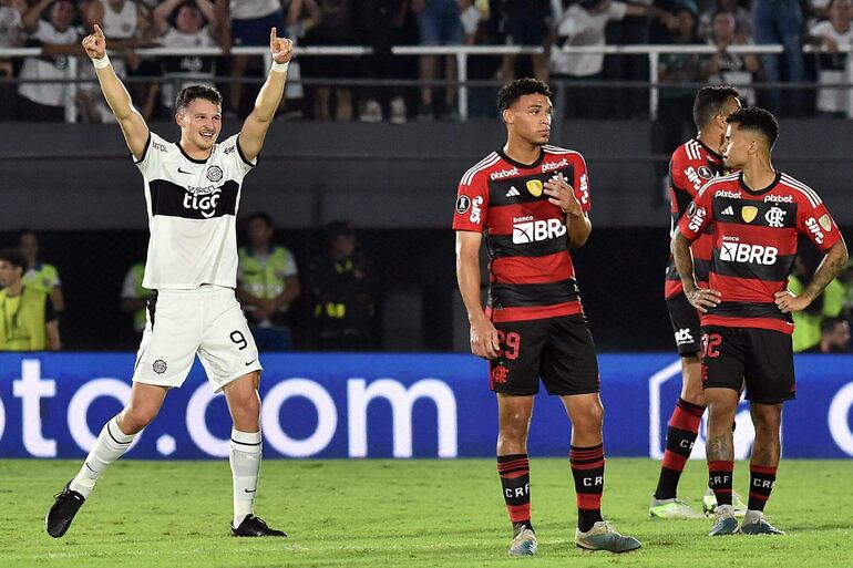 El argentino Facundo Bruera (i), jugador de Olimpia, festeja un tanto contra Flamengo por los octavos de final de la Copa Libertadores en el estadio Defensores del Chaco, en Asunción.