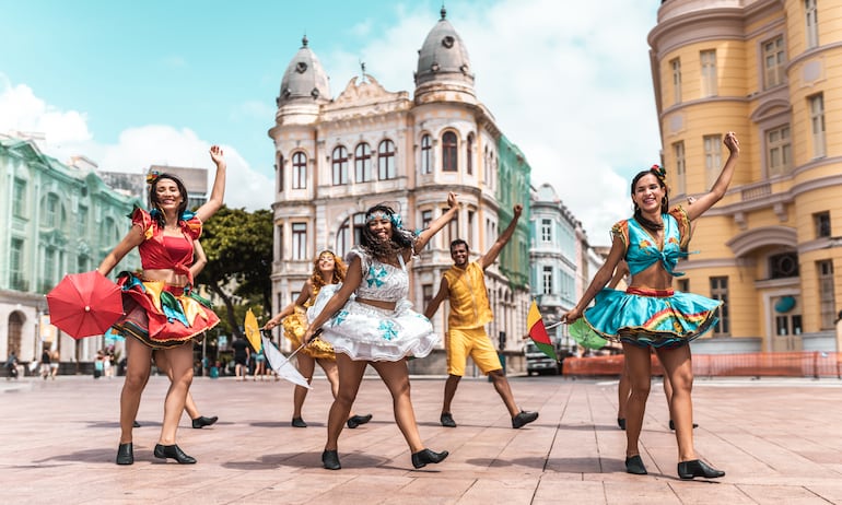 Bailarines Frevo en el carnaval de la calle en Recife, Pernambuco, Brasil.