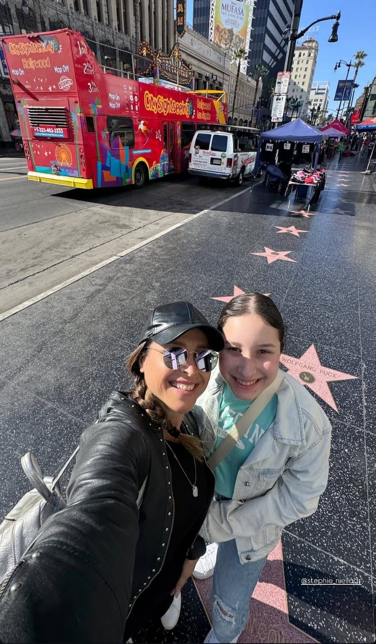 Chichi De Recalde y Stephie Niella en el Paseo de la Fama de Hollywood. (Captura de la historia de Instagram de Chichi De Recalde)