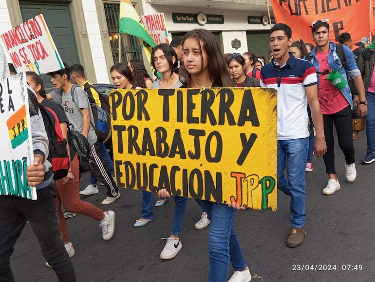 Los jóvenes lamentan tener que recordar al gobierno que debería darles tierra, trabajo digno y educación.