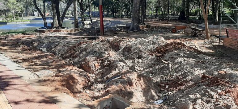 La obra en la ciclovía de San Lorenzo avanza lentamente. El intendente había prometido inaugurar con los festejos del aniversario de la ciudad de este año.