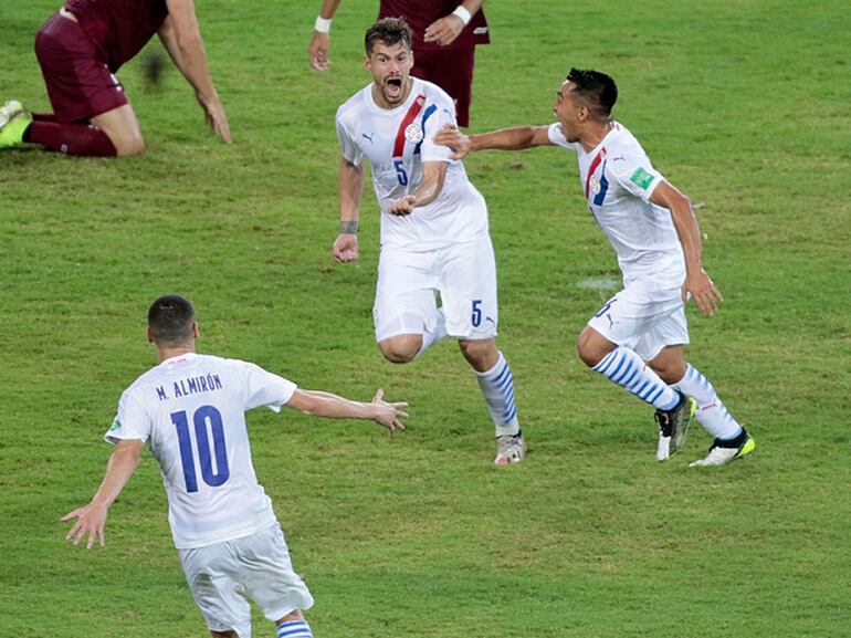 Gastón Giménez (5), futbolista de la selección paraguaya, celebra un gol en el partido contra Venezuela por las Eliminatorias Sudamericanas al Mundial 2022.