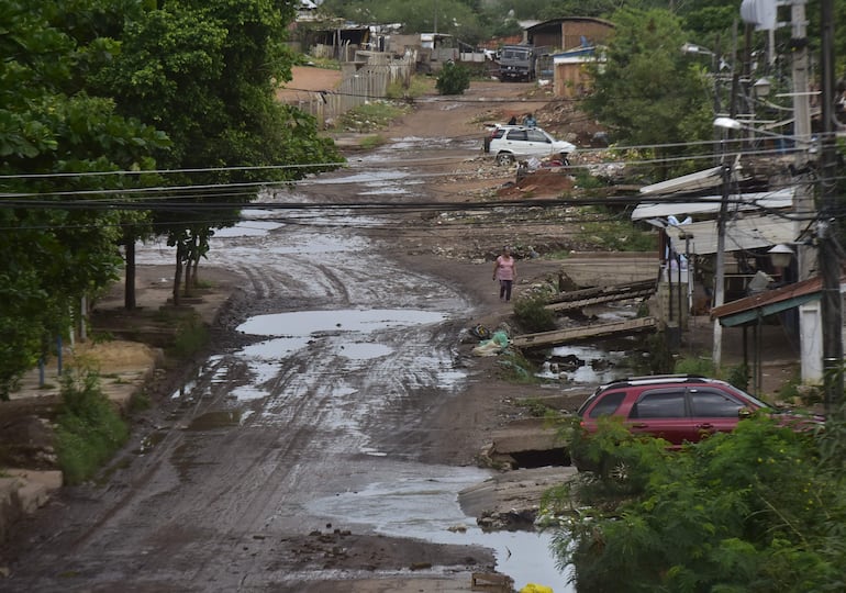 En cercanías del vertedero, la calle es barro y cloacas.