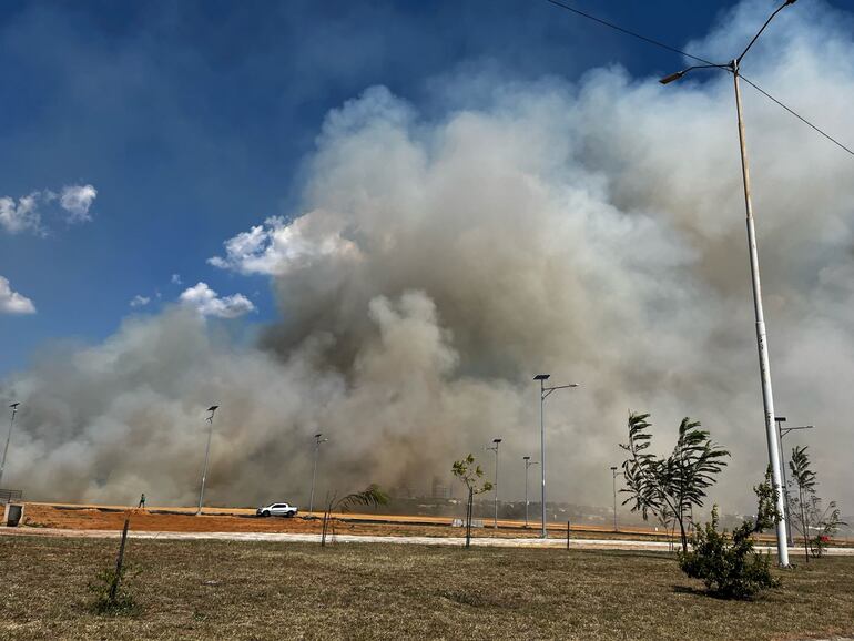 Humo en la Costanera de Asunción