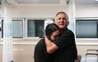 Noa Argamani, de 25 años, se reencuentra con su padre en el Centro Médico 'Sheba' Tel-HaShomer, en Tel Aviv, donde han sido trasladados los cuatro rehenes que el el Ejército israelí ha rescatado este sábado en dos lugares del campo de refugiados de Nuseirat, en el centro de la Franja de Gaza. Los rehenes rescatados con vida son Noa Argamani, de 25 años, de Almog Meir Jan, de 21, Andrey Kozlov, de 27, y Shlomi Ziv, de 40, que fueron secuestrados por Hamás en el festival de música 'Nova' el 7 de octubre.