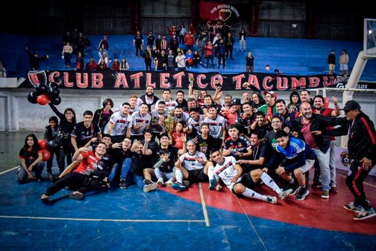 Atlético Tacumbú celebra el título máximo del salonismo, conquistado ya en su primer año en la Copa de Oro.