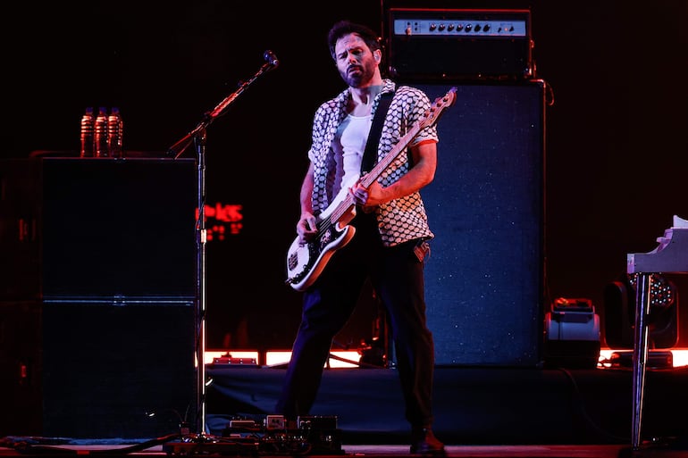 Jesse Quin de la banda de rock alternativo inglesa Keane en el festival Kilkfest este sábado, en el Jockey Club en Asunción (Paraguay). 