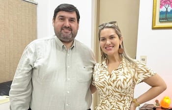 Emilio Gómez Figueredo, director de RR.HH. del Ministerio de Salud, y la diputada cartista Johana Vega.