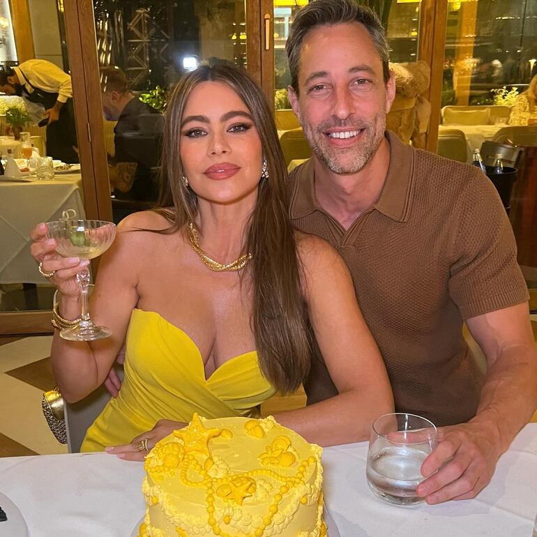 La cumpleañera Sofía Vergara con su novio Justin Saliman. (Instagram/Sofía Vergara)