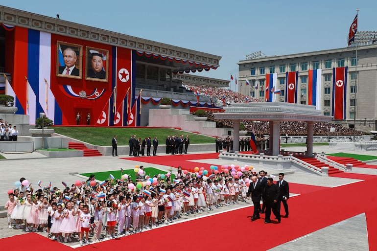  El presidente ruso, Vladimir Putin (i), y el líder norcoreano Kim Jong Un (2d) asisten a una ceremonia oficial de bienvenida durante su reunión en Pyongyang, Corea del Norte, hoy.