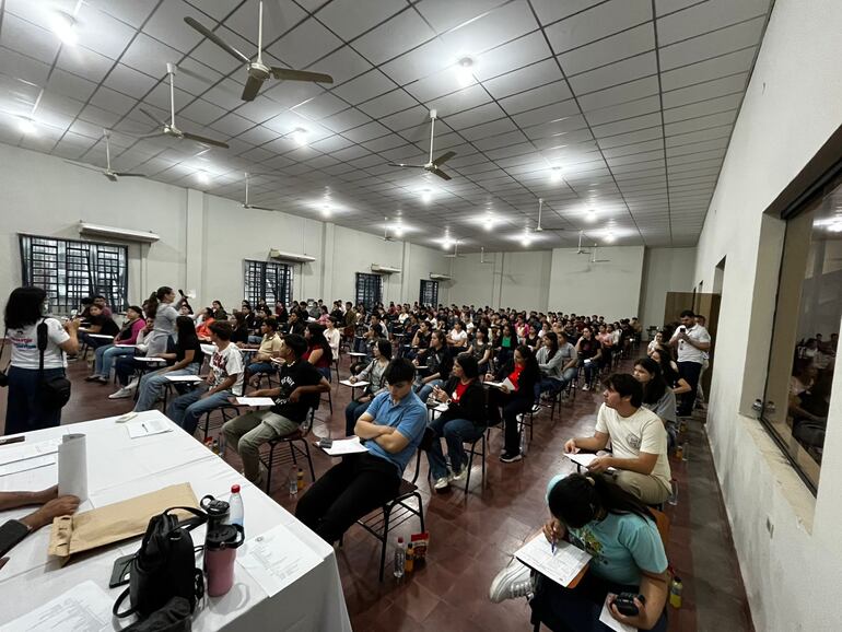 Estudiantes de Ñeembucú, durante el examen para acceder a las becas del Gobierno Nacional.