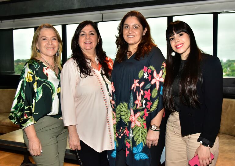 Blanca Cáceres, María Elena Chamorro, Karina Méndez y Clara Zayas.