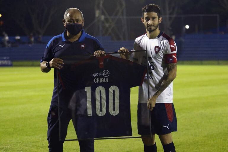 El capitán del equipo de Cerro Porteño, Mathías Villasanti, se encargó de homenajear a Chiqui Arce con la casaca  que simboliza el partido 100.